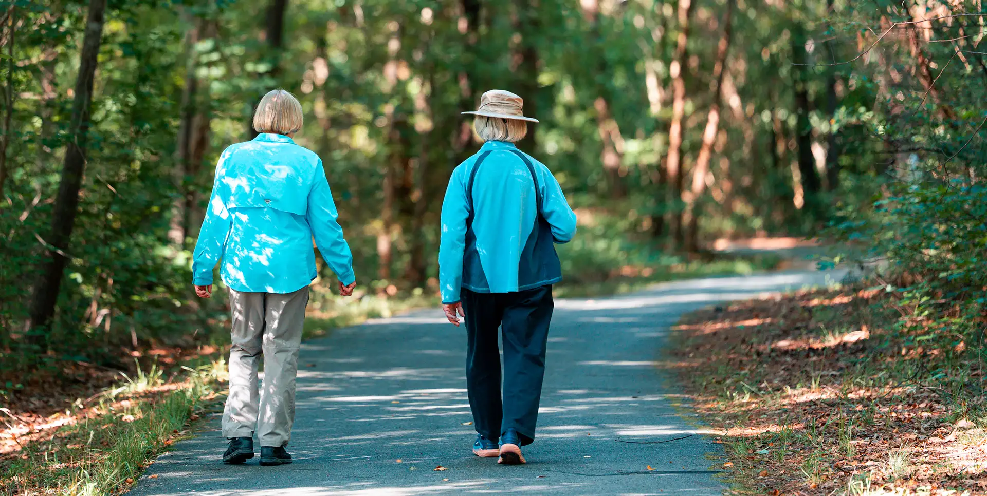 Covenant Woods residents enjoying time together outside